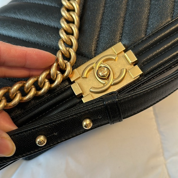 Chanel Flap V bag Chev/black - Picture 10 of 12